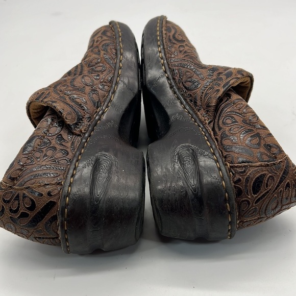 b.o.c Brown Leather  Floral Embossed Clogs size 6.5 - Picture 7 of 10